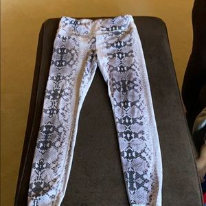 GUC Varley snake print leggings cream/black